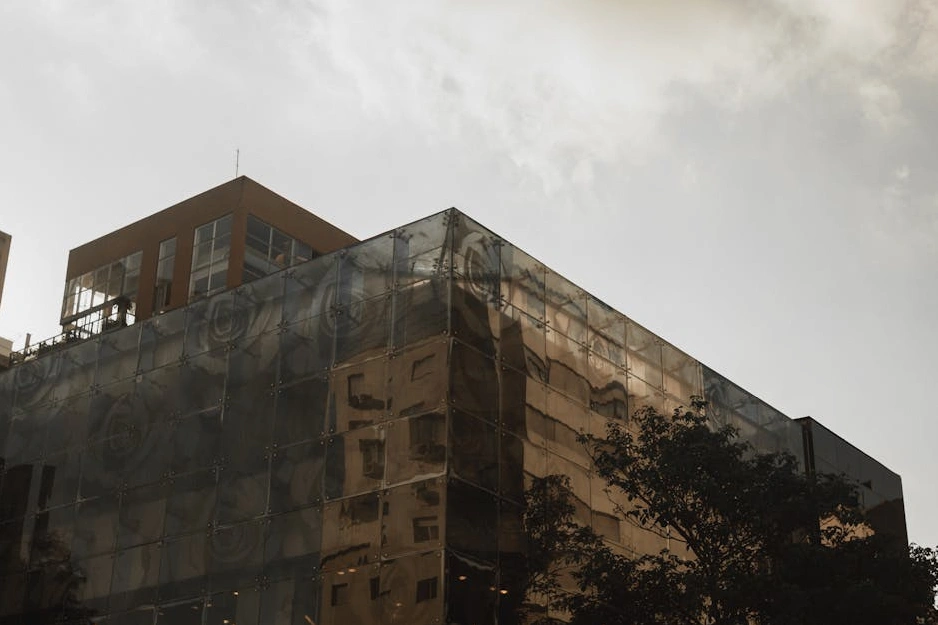 Moderní prosklená kancelářská budova společnosti Core Business Insights