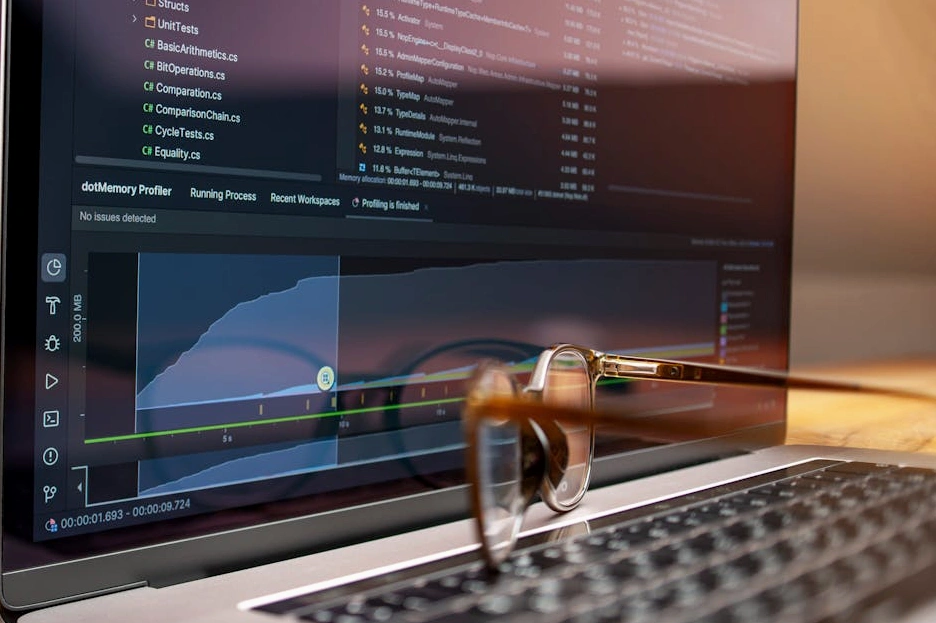 Tým analytiků diskutuje nad grafy a daty v moderní kanceláři